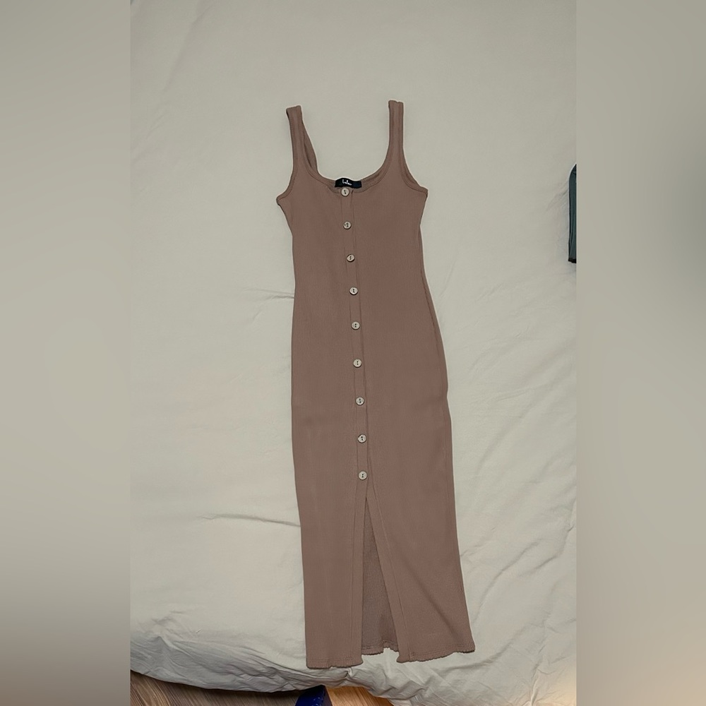 Lulu’s Leisure  taupe Ribbed Button-Front Midi Dress